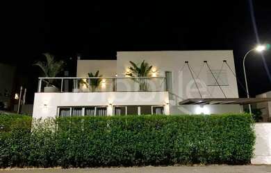 Imagem: A casa possui 3 Dormitórios, 4 Banheiros, 4 Vagas na garagem