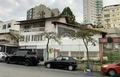 Imagem: A casa possui 4 Dormitórios, 4 Banheiros, 4 Vagas na garagem