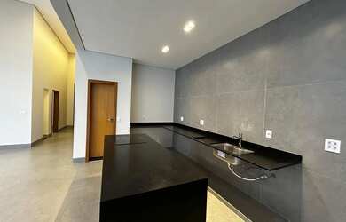 Imagem: A casa em condomínio possui 4 Dormitórios, 4 Banheiros, 4