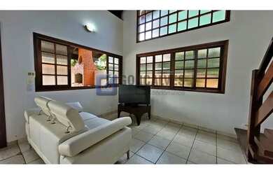 Imagem: A casa possui 4 Dormitórios, 5 Banheiros, 4 Vagas na garagem