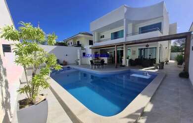 Imagem: A casa possui 4 Dormitórios, 5 Banheiros, 4 Vagas na garagem