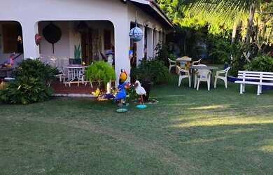 Imagem: A casa possui 3 Dormitórios, Acomodam 25 pessoas, 5 Vagas na