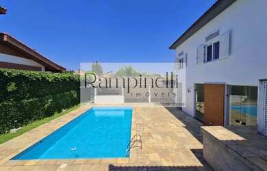 Imagem: A casa possui 4 Dormitórios, 5 Banheiros, 5 Vagas na garagem