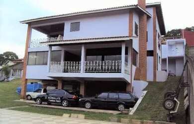 Imagem: A casa possui 3 Dormitórios, 2 Banheiros, 5 Vagas na garagem