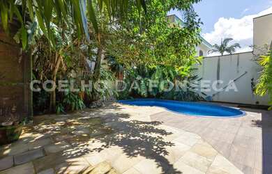 Imagem: O depósito possui 4 Vagas na garagem, 140m² de Área e está