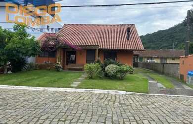 Imagem: A casa possui 3 Dormitórios, 3 Banheiros, 4 Vagas na garagem