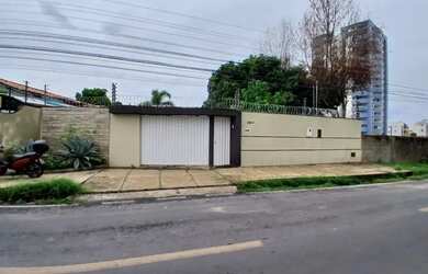 Imagem: A casa possui 4 Dormitórios, 4 Banheiros, 4 Vagas na garagem