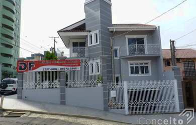 Imagem: A casa possui 3 Dormitórios, 3 Banheiros, 2 Vagas na garagem