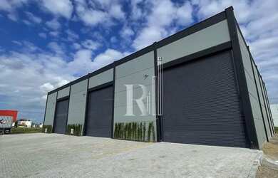 Imagem: O depósito possui 3 Vagas na garagem e 398m² de Área e está