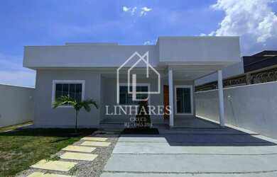 Imagem: A casa possui 3 Dormitórios, 2 Banheiros, 2 Vagas na garagem