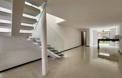 Imagem: A casa à venda possui 3 Dormitórios, 3 Banheiros, 2 Vagas