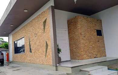 Imagem: A casa possui 4 Dormitórios, 3 Banheiros, 5 Vagas na garagem