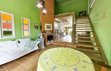 Imagem: A casa possui 3 Dormitórios, 3 Banheiros, 2 Vagas na garagem