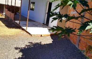 Imagem: A casa possui 2 Dormitórios, 1 Banheiro, 1 Vaga na garagem