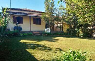 Imagem: A casa possui 3 Dormitórios, 2 Banheiros, 3 Vagas na garagem