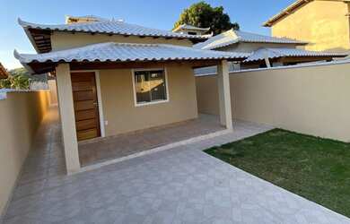 Imagem: A casa possui 3 Dormitórios, 2 Banheiros, 2 Vagas na garagem