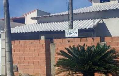 Imagem: A casa possui 3 Dormitórios, 2 Banheiros, 4 Vagas na garagem