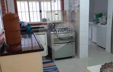 Imagem: O depósito possui 3 Vagas na garagem, 250m² de Área e está