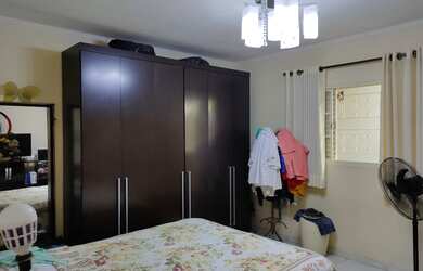 Imagem: A casa possui 3 Dormitórios, 3 Banheiros, 2 Vagas na garagem