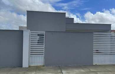 Imagem: A casa possui 3 Dormitórios, 2 Banheiros, 2 Vagas na garagem