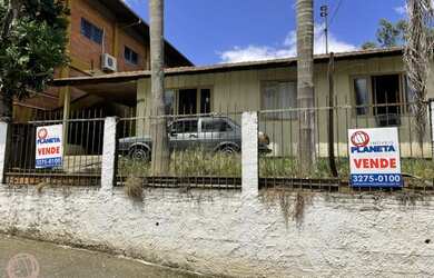Imagem: A casa possui 3 Dormitórios, 1 Banheiro, 1 Vaga na garagem