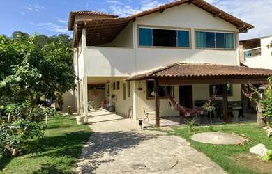 Imagem: A casa possui 3 Dormitórios, 2 Banheiros, 3 Vagas na garagem