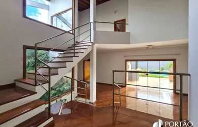 Imagem: A casa possui 3 Dormitórios, 4 Banheiros, 2 Vagas na garagem