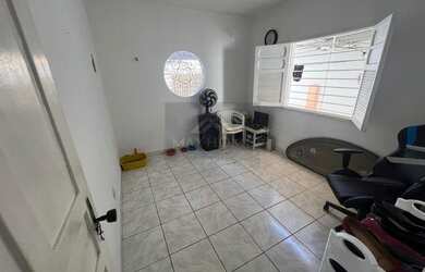 Imagem: A casa possui 5 Dormitórios, 2 Banheiros, 4 Vagas na garagem