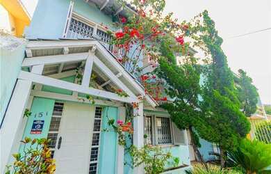 Imagem: A casa possui 4 Dormitórios, 4 Banheiros, 5 Vagas na garagem