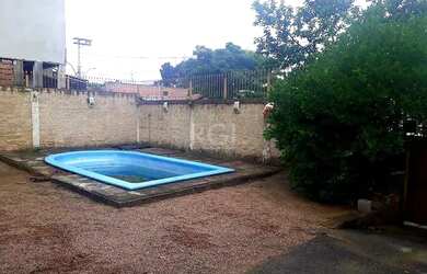 Imagem: A casa possui 3 Dormitórios, 2 Banheiros, 2 Vagas na garagem