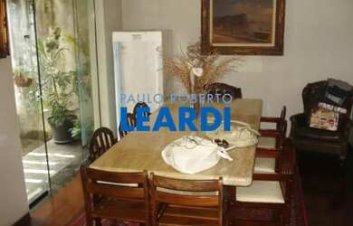 Imagem: A casa possui 5 Dormitórios, 1 Banheiro, 2 Vagas na garagem