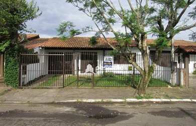 Imagem: A casa possui 2 Dormitórios, 1 Banheiro, 2 Vagas na garagem