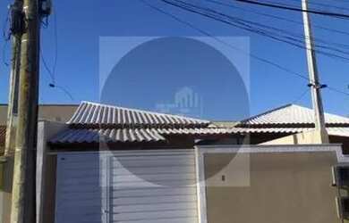 Imagem: A casa possui 3 Dormitórios, 2 Banheiros, 3 Vagas na garagem