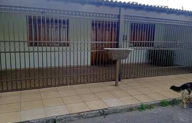 Imagem: A casa possui 5 Dormitórios, 4 Banheiros, 2 Vagas na garagem