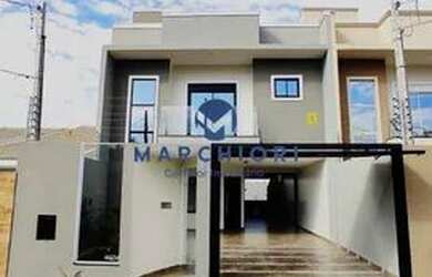 Imagem: A casa possui 3 Dormitórios, 3 Banheiros, 4 Vagas na garagem