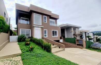 Imagem: A casa em condomínio possui 4 Dormitórios, 5 Banheiros, 4