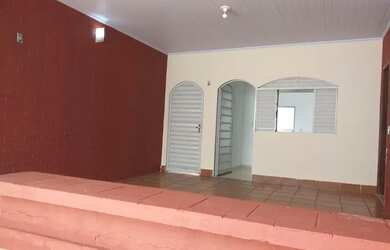 Imagem: A casa possui 4 Dormitórios, 2 Banheiros, 1 Vaga na garagem