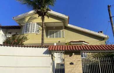 Imagem: A casa possui 4 Dormitórios, 1 Banheiro, 2 Vagas na garagem