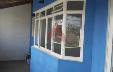 Imagem: A casa possui 2 Dormitórios, 1 Banheiro, 2 Vagas na garagem