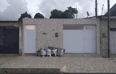 Imagem: A casa possui 3 Dormitórios, 1 Banheiro, 2 Vagas na garagem