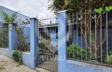 Imagem: A casa possui 4 Dormitórios, 3 Banheiros, 2 Vagas na garagem