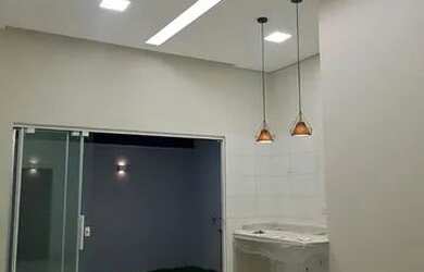 Imagem: A casa possui 2 Dormitórios, 1 Banheiro, 2 Vagas na garagem