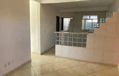 Imagem: A casa possui 3 Dormitórios, 2 Banheiros e está localizado