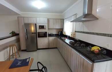 Imagem: A casa possui 3 Dormitórios, 3 Banheiros, 2 Vagas na garagem