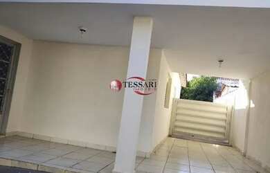 Imagem: A casa possui 3 Dormitórios, 2 Banheiros, 1 Vaga na garagem