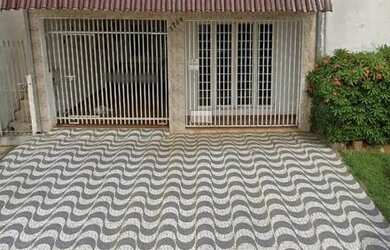 Imagem: A casa possui 3 Dormitórios, 1 Banheiro, 1 Vaga na garagem