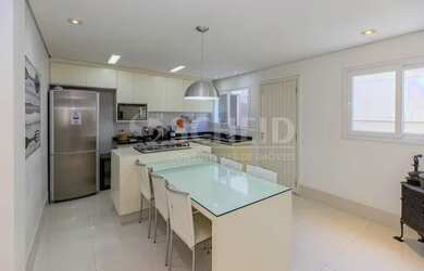 Imagem: A casa possui 3 Dormitórios, 2 Banheiros, 2 Vagas na garagem