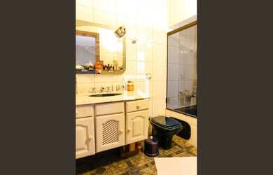 Imagem: A casa possui 4 Dormitórios, 3 Banheiros, 5 Vagas na garagem