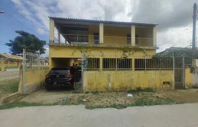 Imagem: A casa e possui 4 Dormitórios, Suítes, 1 Banheiro, 2 Vagas