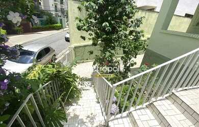 Imagem: A casa possui 3 Dormitórios, 2 Banheiros, 5 Vagas na garagem